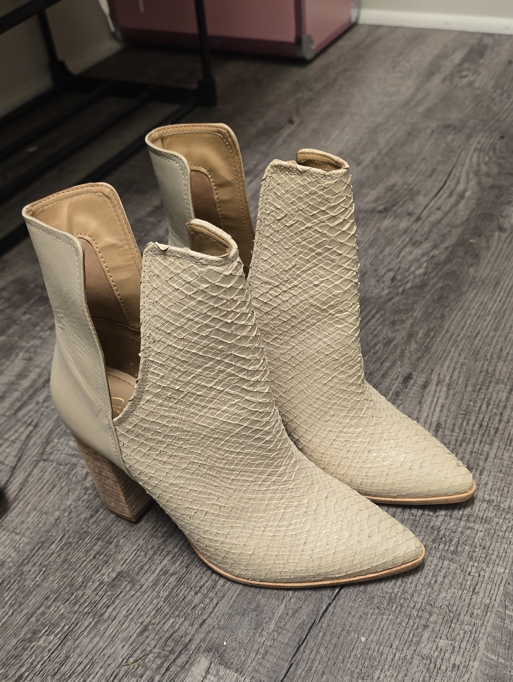 Kaanas Cream Textured Pointed-Toe Cutout Ankle Boots